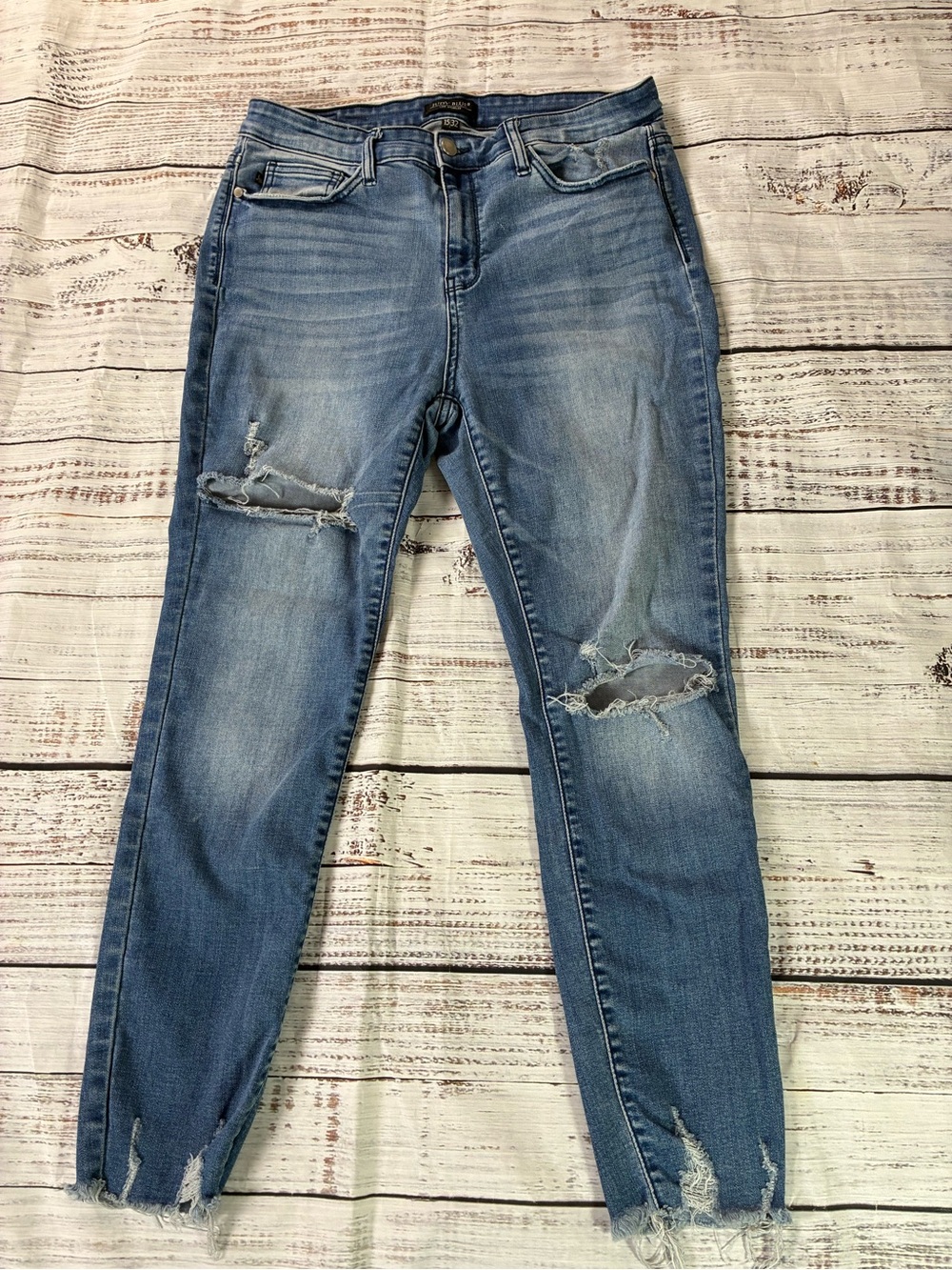 Judy Blue Jeans Women’s 15/32 Skinny Fit Light Wash Distressed Raw Hem